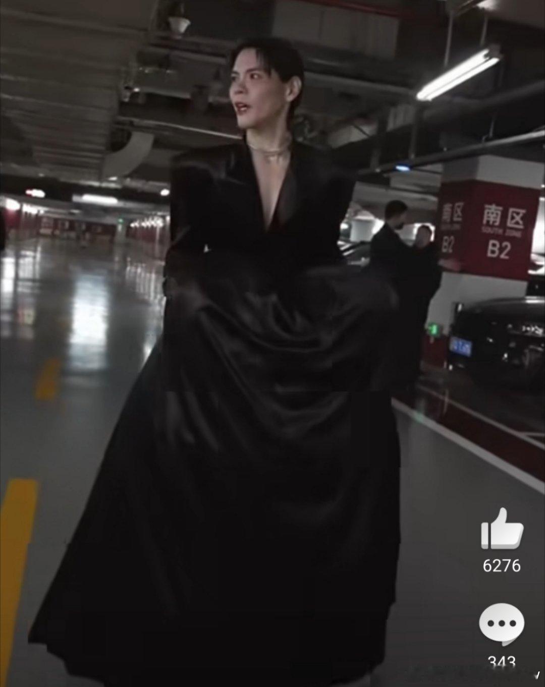 向佐怎么越穿越大胆 向佐的穿搭越来越有潮流感 风格大胆前卫 完全打破了大家对他的