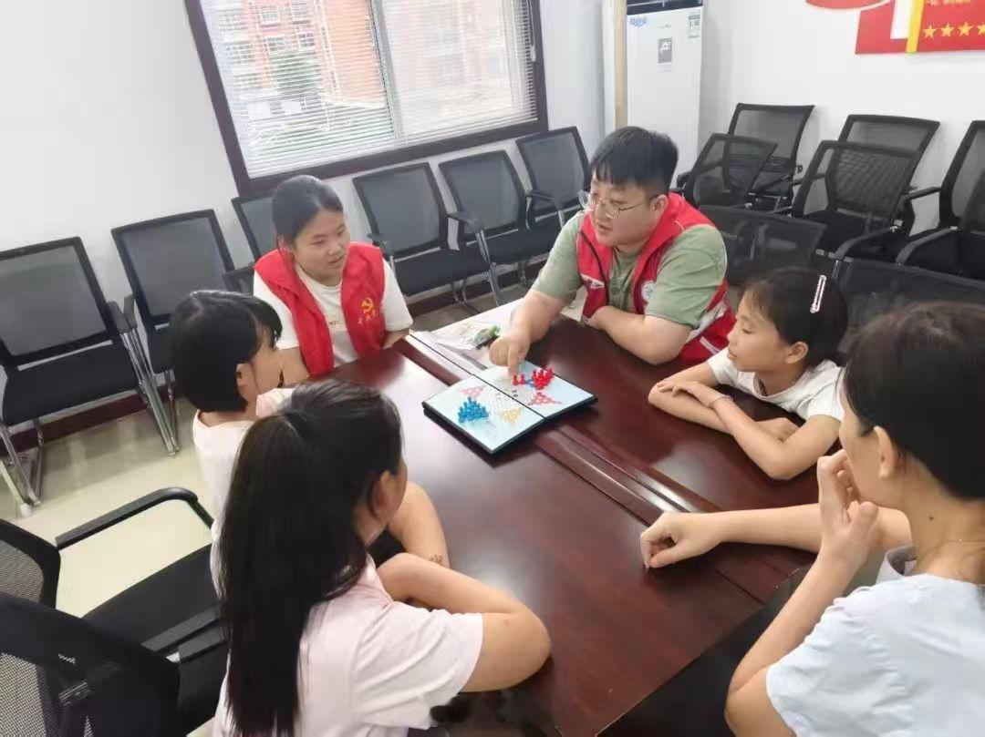 三下乡社会实践【暖心托管伴成长，志愿守护假期时光】近日，曲阜师范大学“情系微湖，