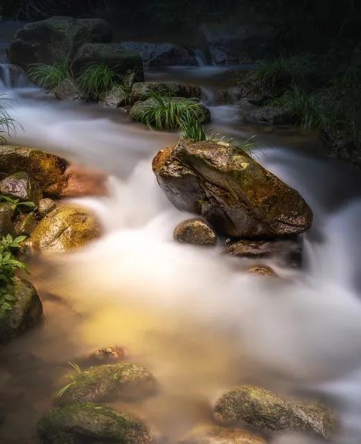 《满庭芳·高山流水吟》
 
叠嶂凝烟，危峰耸翠，涧中流水潺潺。素波奔涌，银练绕青