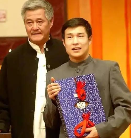 小沈阳一年赚2.6亿却要上交四成？离开赵家班后的高开低走

2009年，小沈阳火