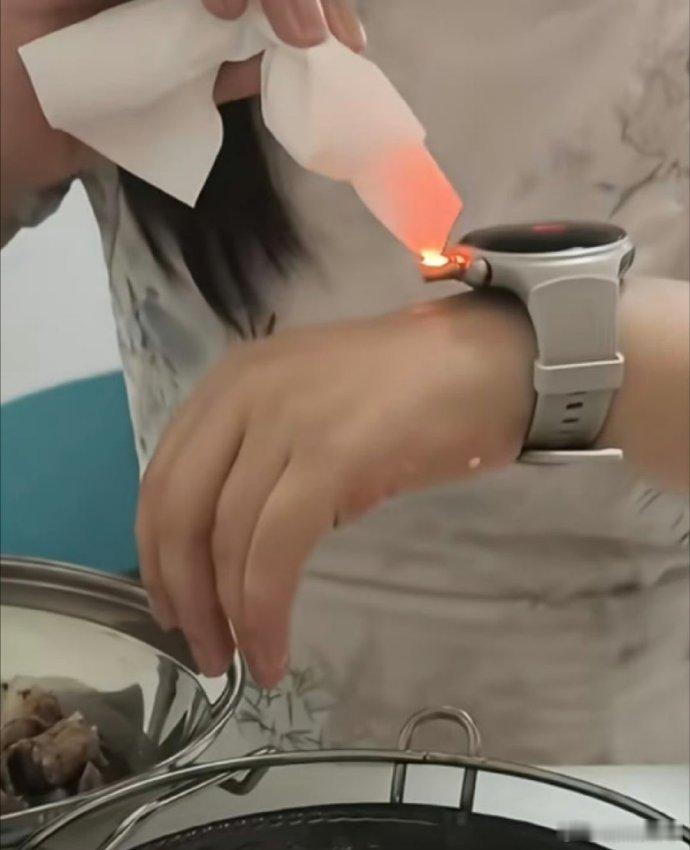 现在的手表已经发展成这样了吗 如今的智能手表早已跳出计时工具的范畴，进化成集健康