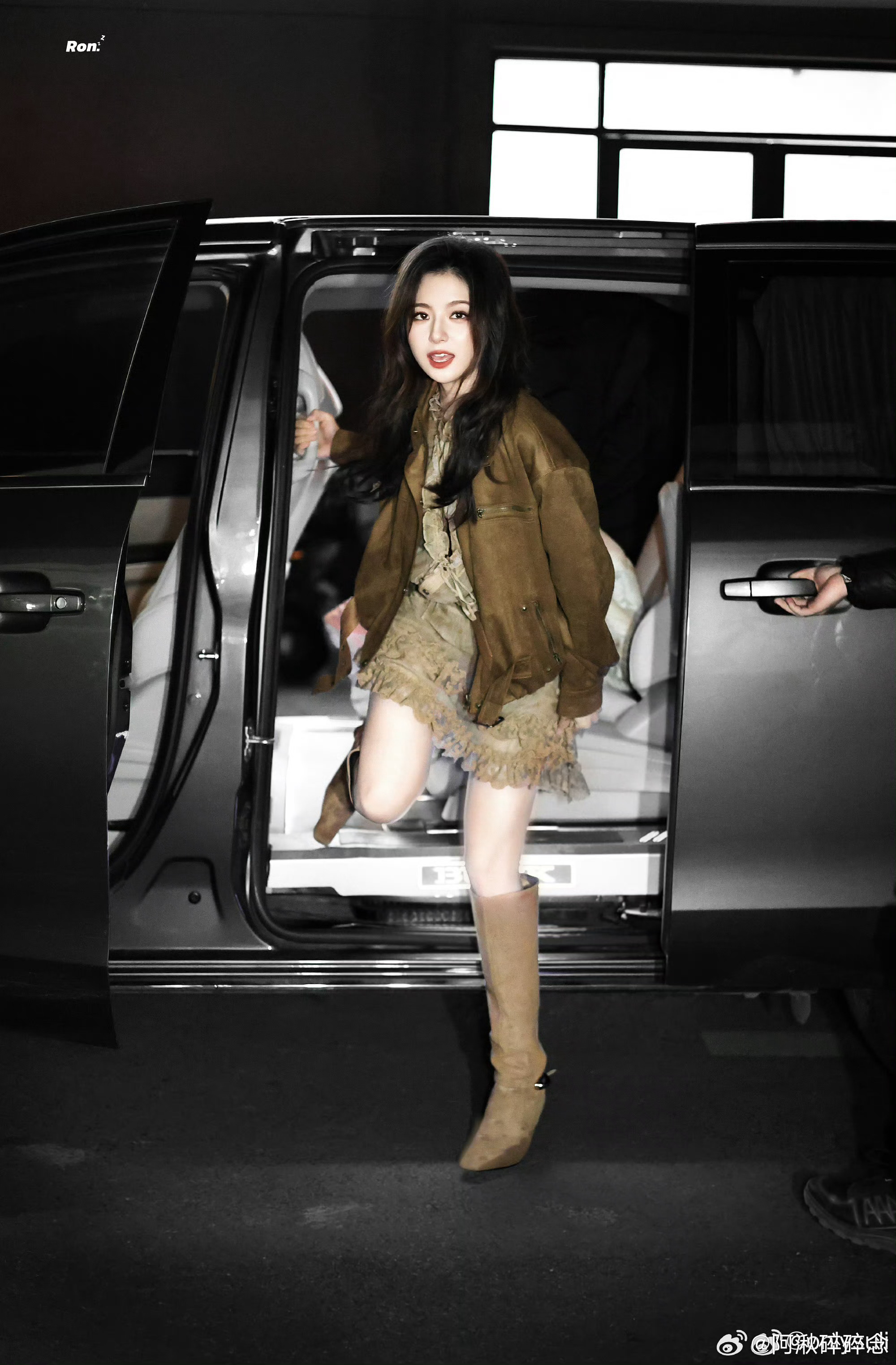 李兰迪直播出场 小镇上来了位女作家李兰迪直播新造型好绝！宛如小镇里温柔知性的女作