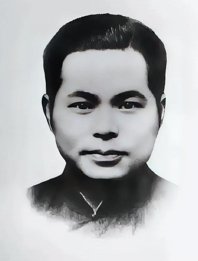 1946年，国军少将趁着夜色，闯进了一个地下党员家里，他用枪顶着地下党员的脑袋，