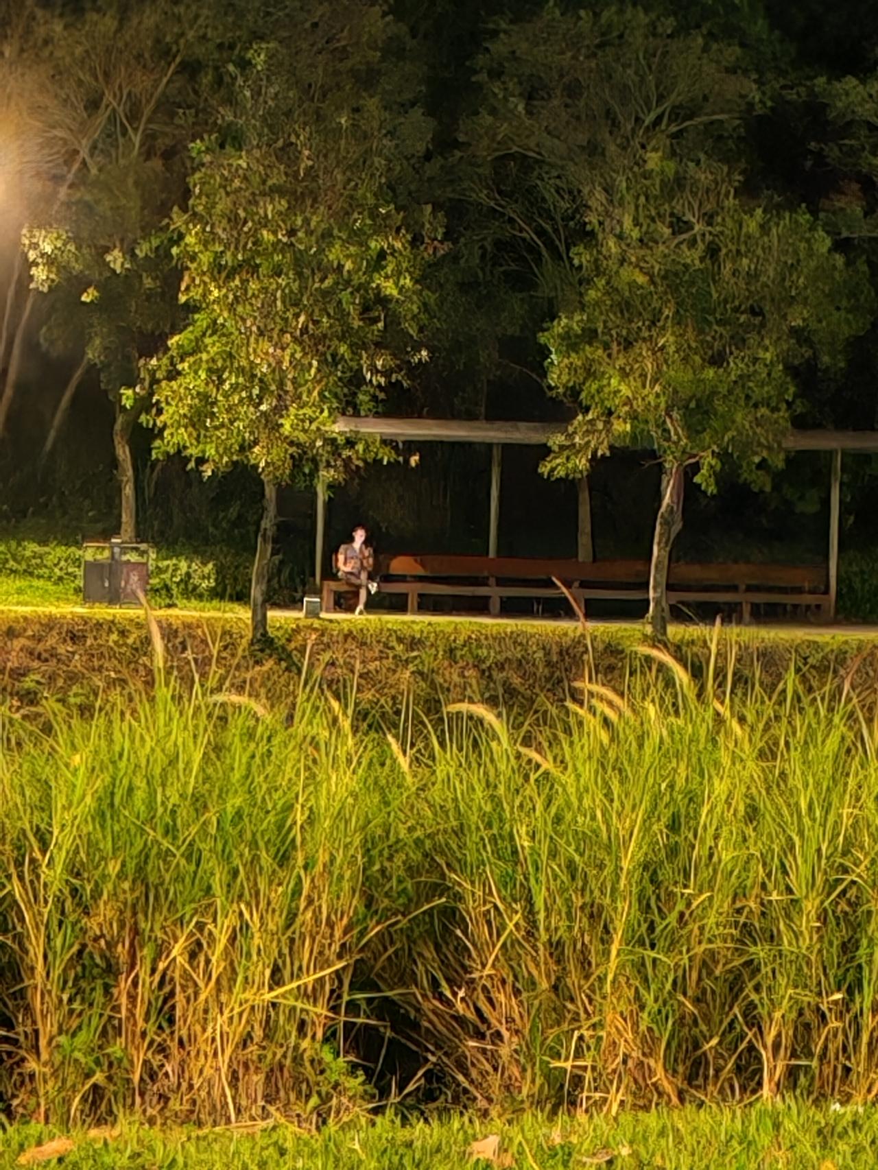 分享一张你家乡的夜景照片小河边的步道是傍晚人们锻炼健身遛弯消食的好场所，风景也不