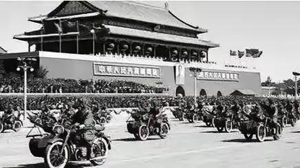 二毛家独立后，大量科学家被中国“接纳”。而这些科学家来到中国后，不少人第一个要求