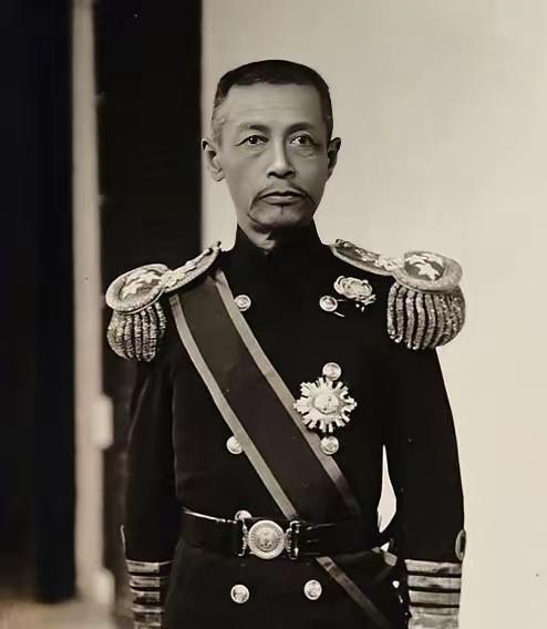 1951年，92岁高龄的前清朝海军统制（总司令）萨镇冰在得知志愿军成功击退美军并