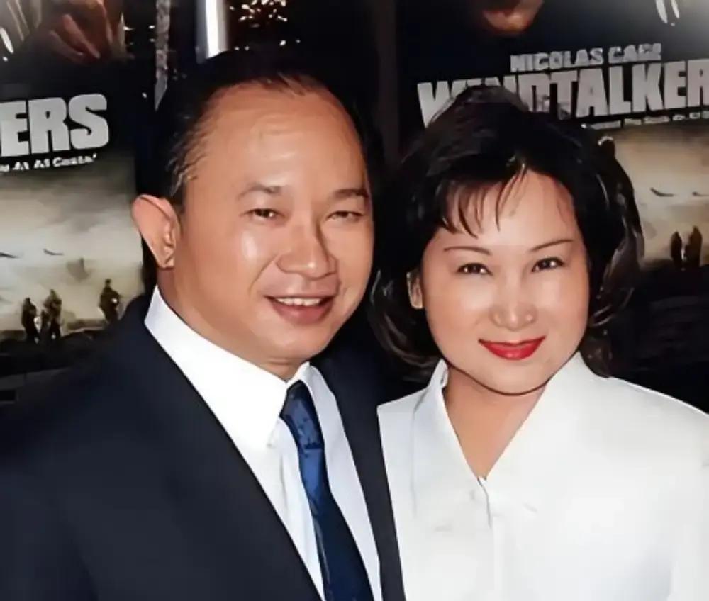 刷到个热搜说吴宇森老婆叫牛春龙，还卖房救夫，新片《静夜厮杀》零台词，我直接愣住。