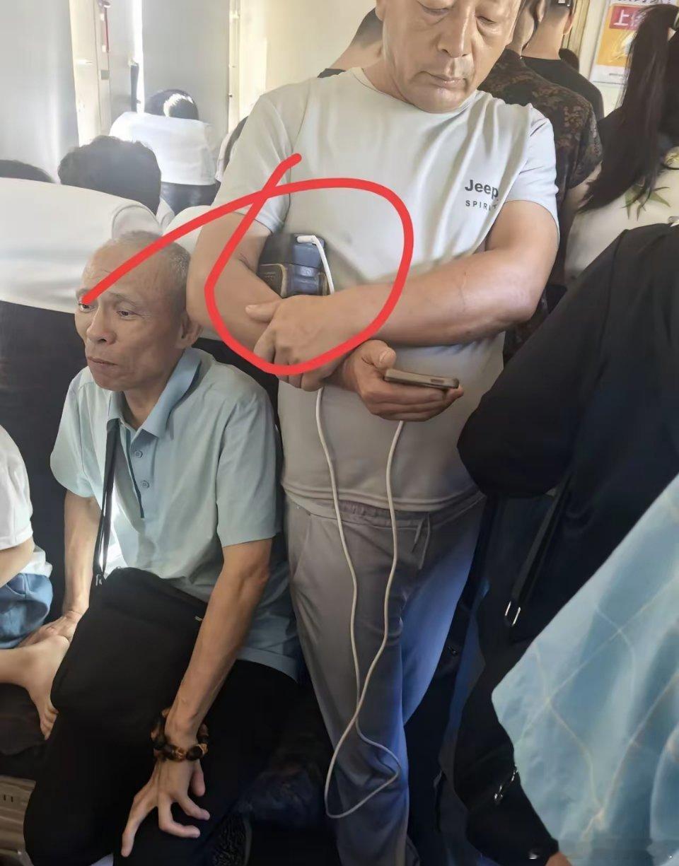 这样的充电宝还是头一回见，这得有多少毫安啊，能用半个月不。 ​​​