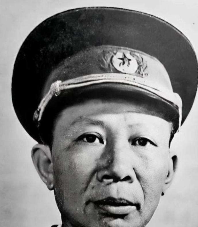 1942年，八路军周彪率机关队伍转移途中，察觉秘书故意走在外侧，还偷偷撒高粱粒。