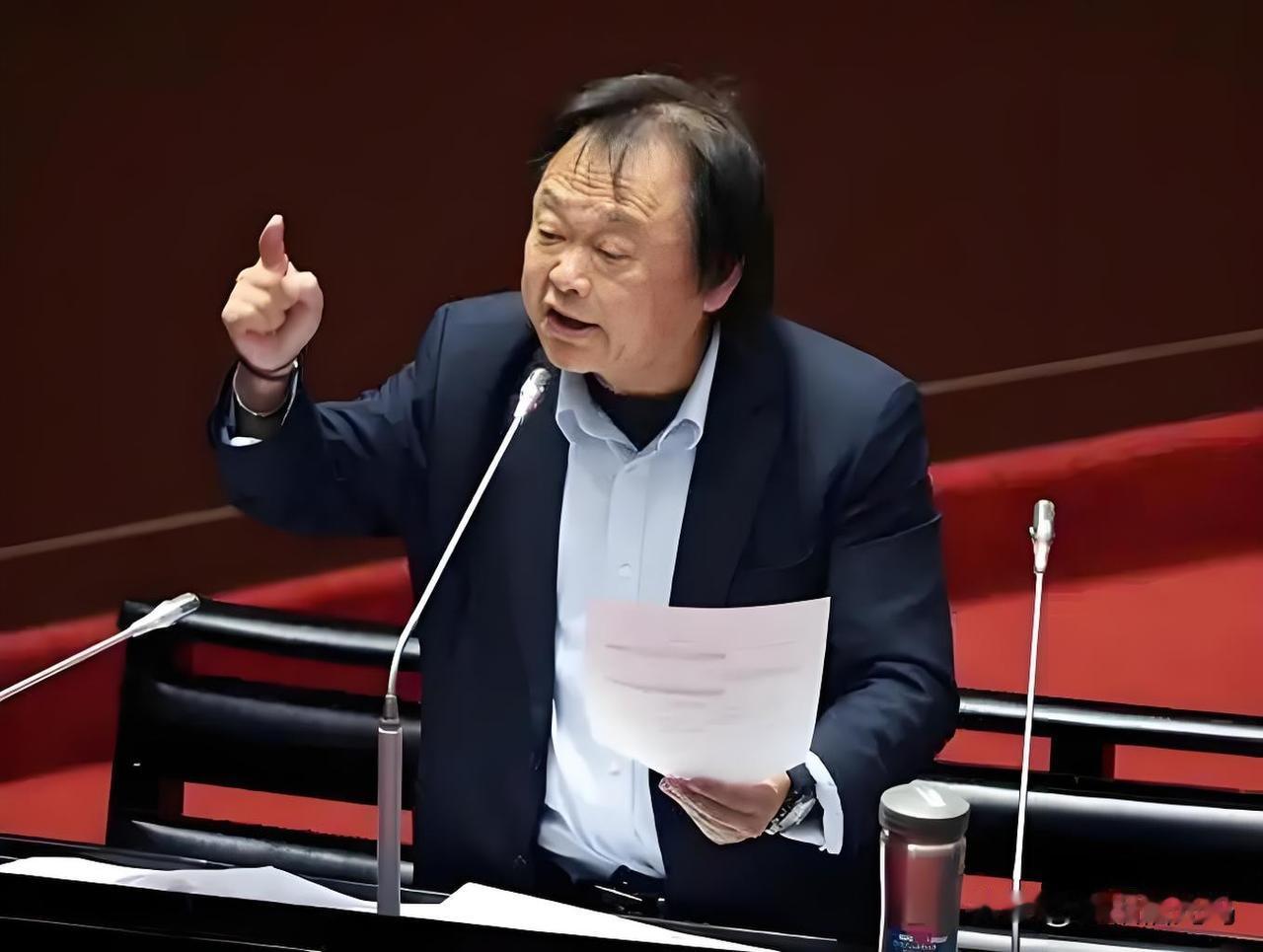 王世坚不认为他父亲是叛徒
他认为他父亲也是受害者，从另外个角度来看，他加入民进党