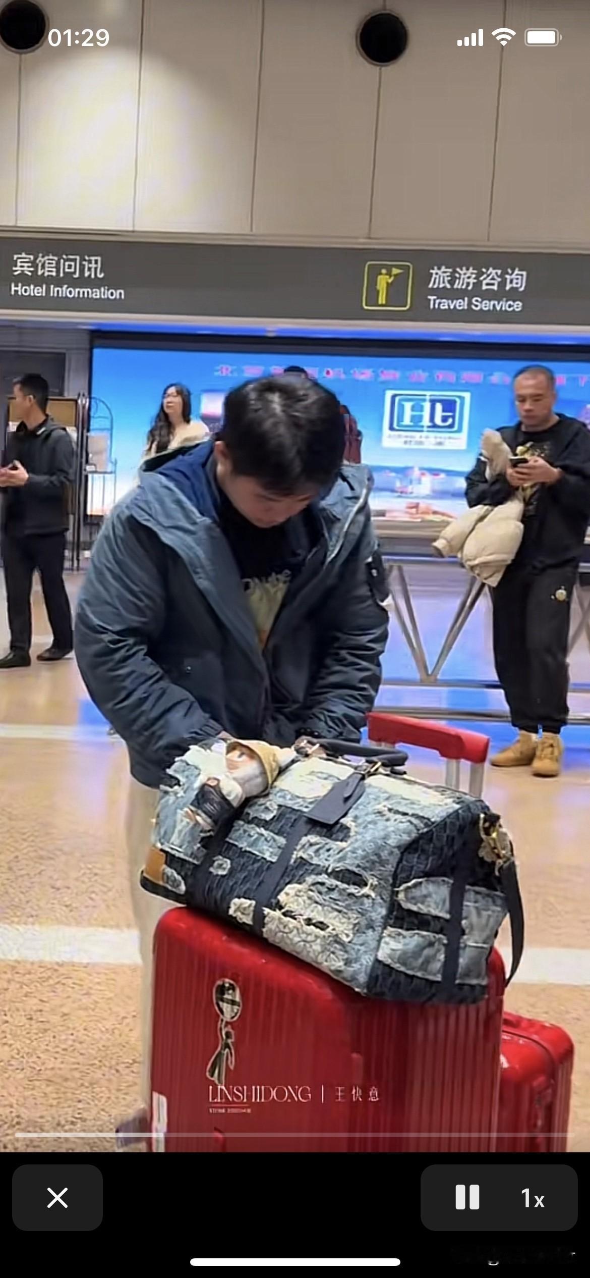 小石头林诗栋回到北京了
林诗栋这回不是红色三件套了是红色箱子，换提包了。还挺漂亮