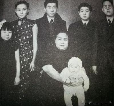 1938年1月，韩复榘被蒋介石下令枪决后，他的妻子高艺珍带着子女不知所措，原西北