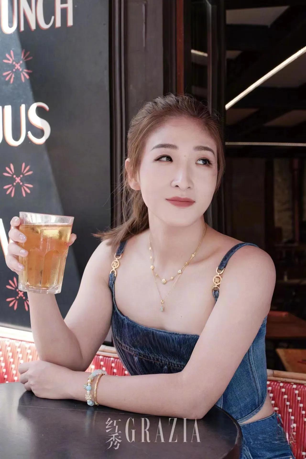 你敢相信吗？国乒女神刘诗雯，私下竟如此惊艳！
第一，比赛素颜，专注赛场，谁注意过