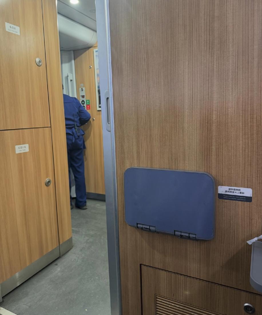 高铁站遇到一桩事，一名乘客在黄线内抽烟，乘务员上前提醒制止，结果双方起了争执。抽