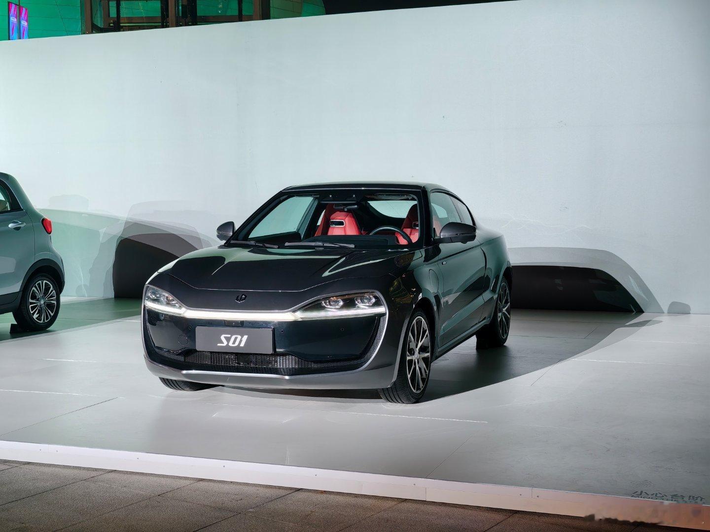 零跑十周年的发布会，表面上看上去是发布了一款车，实际上朱江明对零跑企业的回顾却更