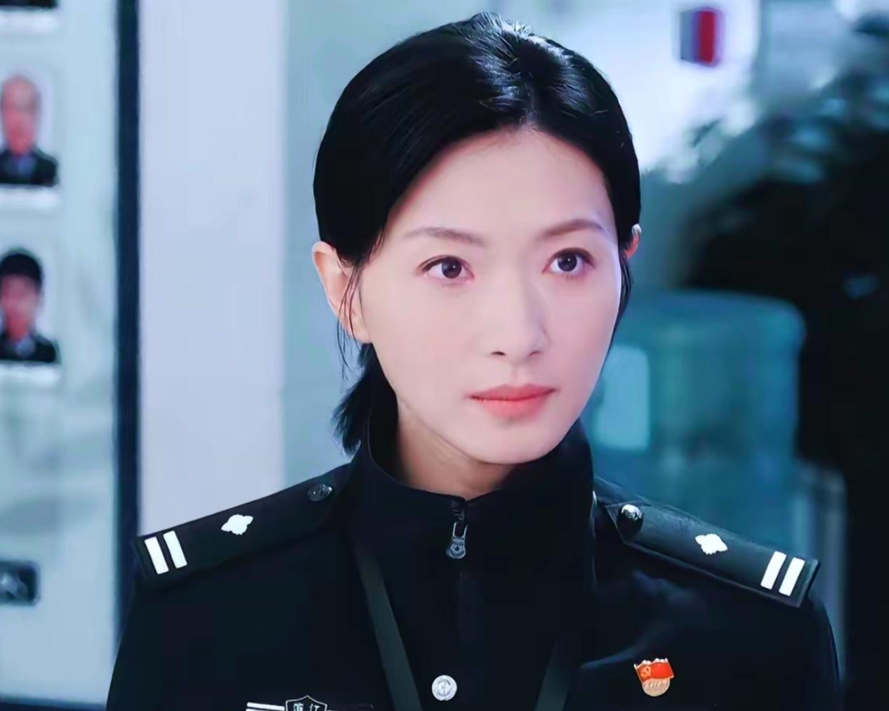 男子娶了个警察当老婆，每次打架他老婆不是薅头发就是挠脸，有一次他实在忍不住吐槽：