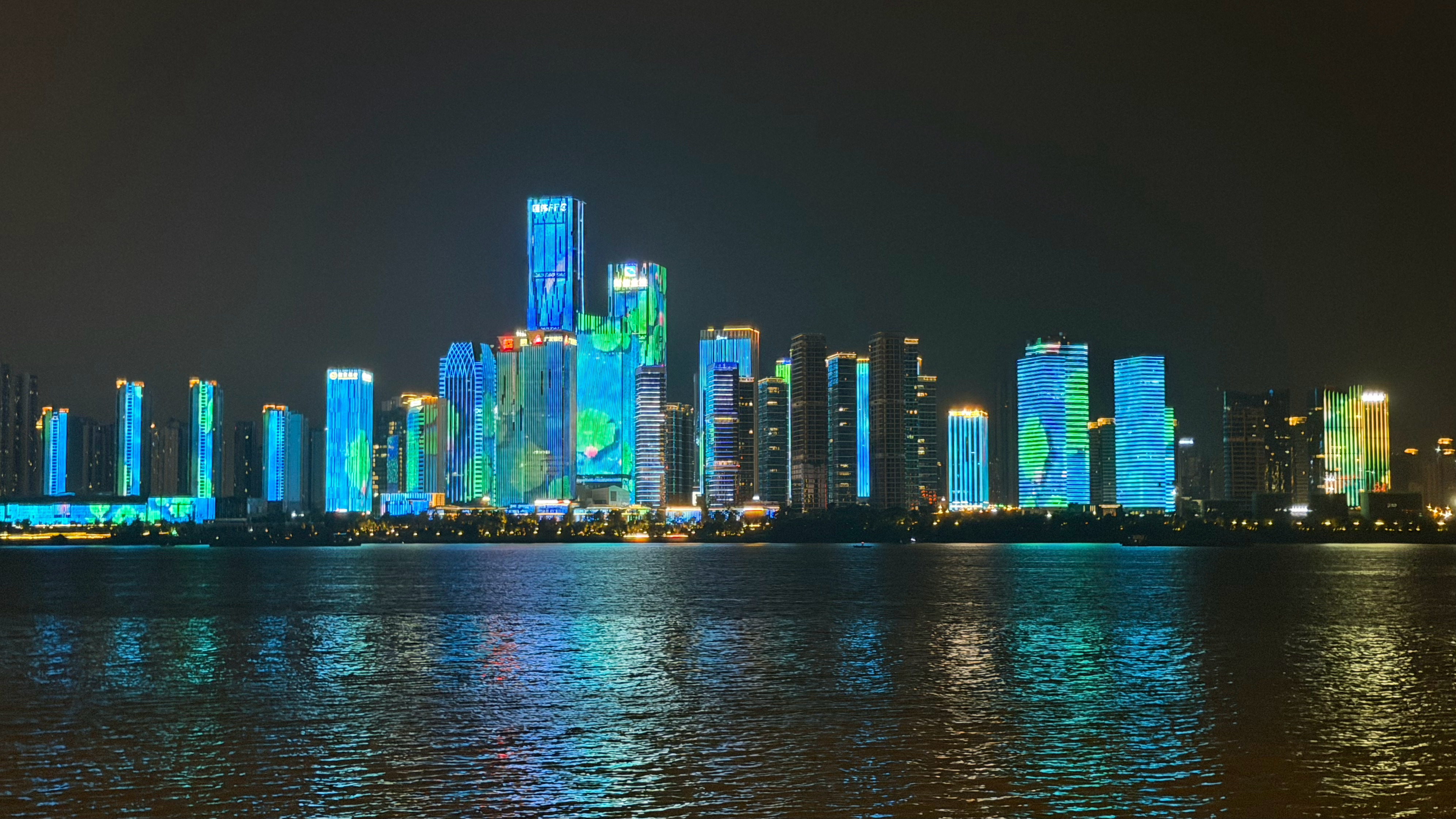 傍晚来湘江边散散步超舒服夜景灯光巨好看，长沙一定要来打卡📷和NOVA湘遇NOV