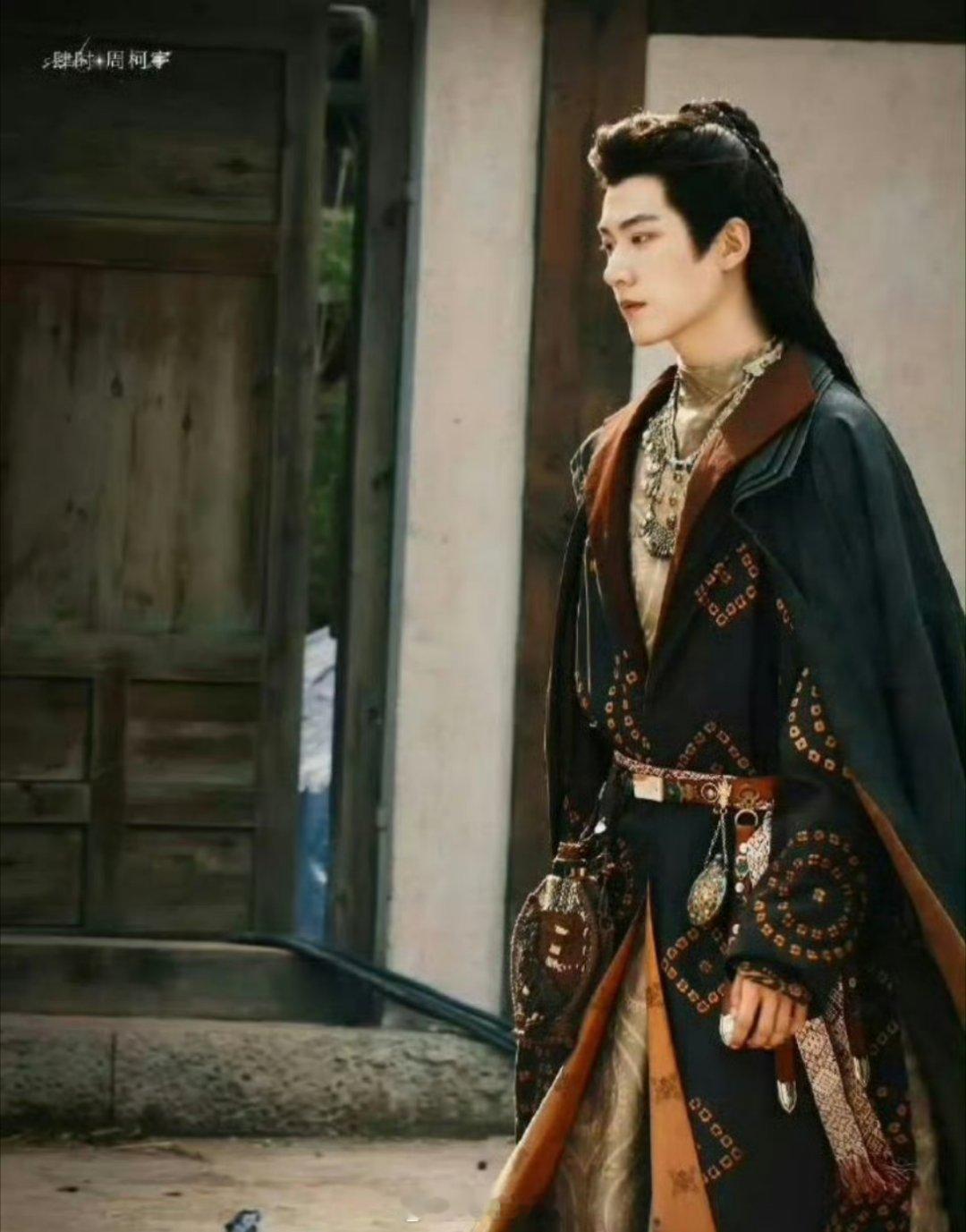 周柯宇跟夏之光的金吾不禁的路透图来啦，两位都是暗黑系的妆造，主打一个冷漠感，有一