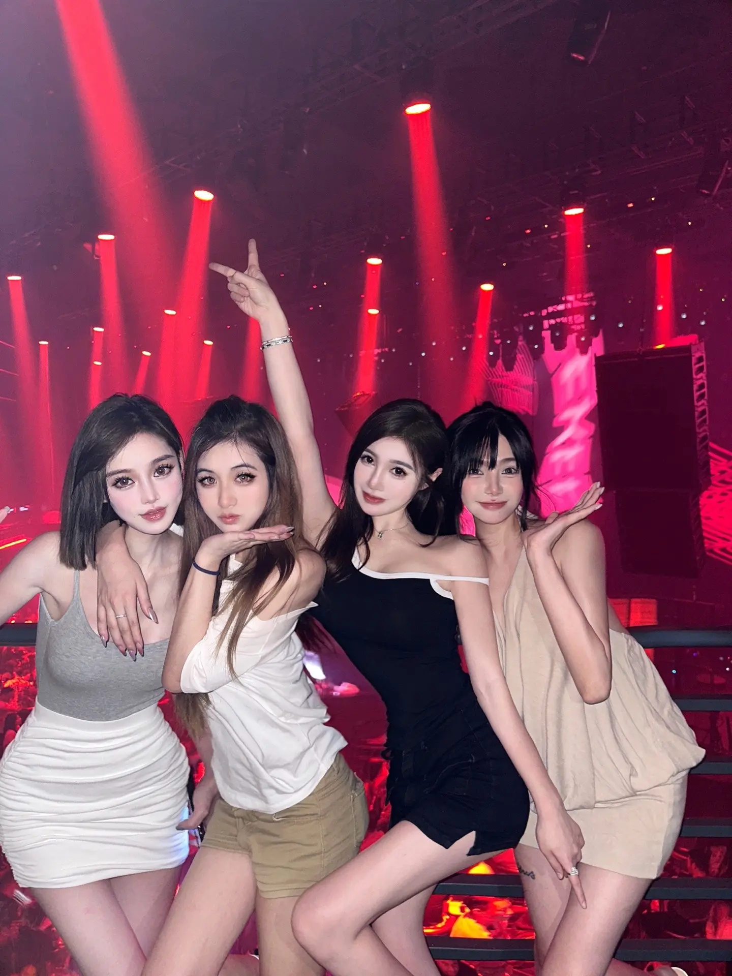 奇怪人类和她的朋友们。