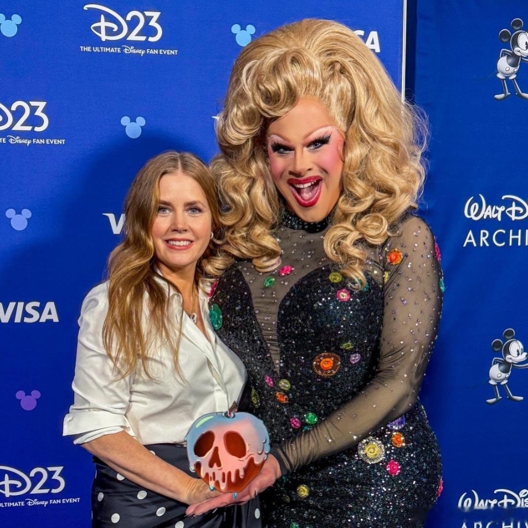 amy adams艾米亚当斯今天在D23上与主持人变装皇后Nina West的合