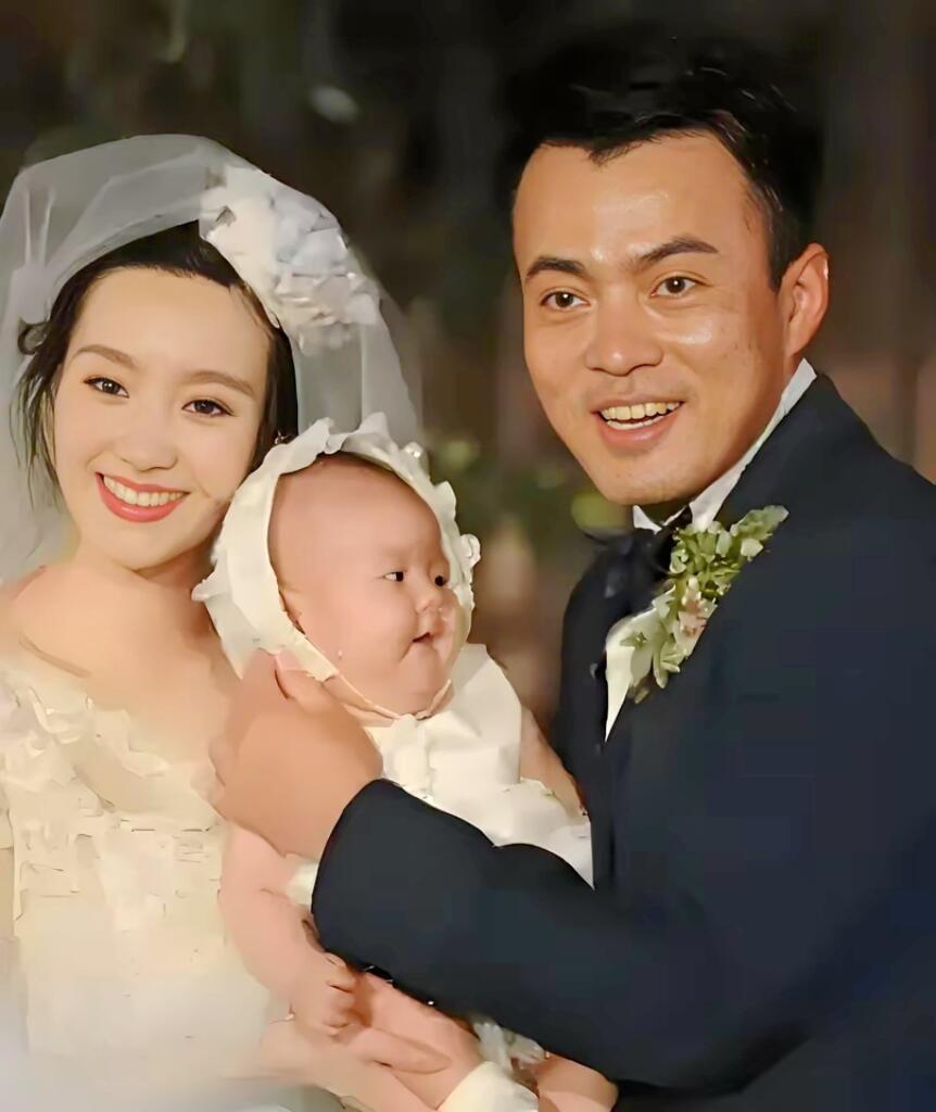这男演员命真好！
自己长得普普通通，娶个老婆却貌若天仙。
我去查了下，别看他只能