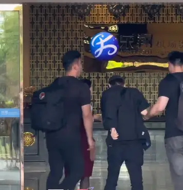 罗云熙不慎扭伤了脚踝 医生诊断为软骨组织损伤.随后，罗云熙在结束演唱会长沙出发时