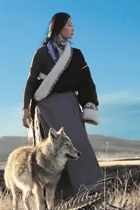 女画家李微漪说，我不喜欢城市，对我来说，最荒凉的地方，就是城市的楼顶，看着雾霾下