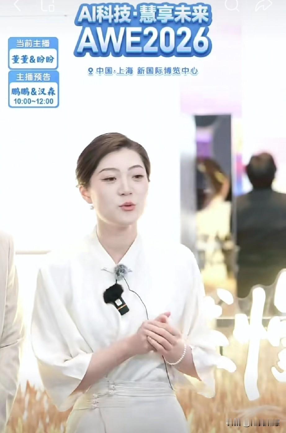 都说成年人的崩溃
是静悄悄的，
但在盼盼身上，你只会看到春天开了。

34岁还能