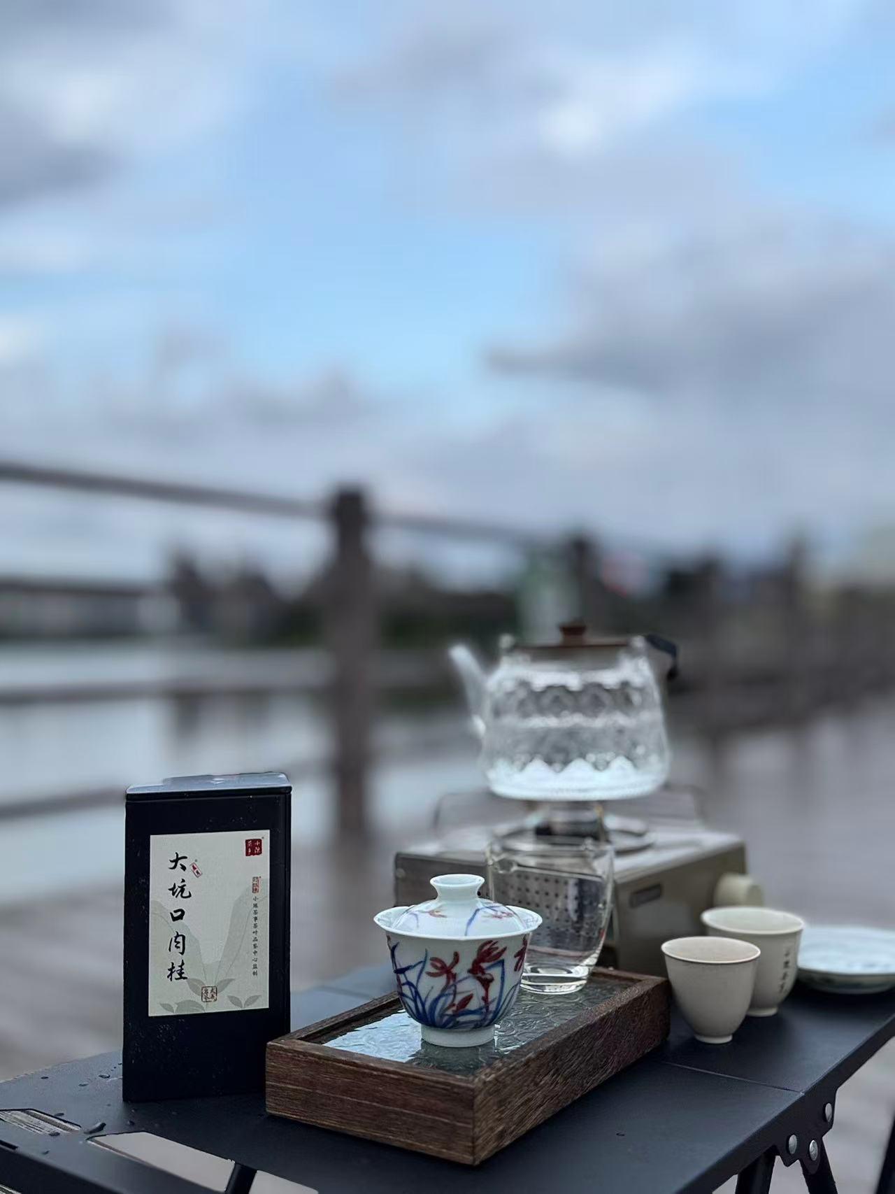 为什么阴雨天喝茶不香？
不知道大家有没有遇到过这种情况：同一罐茶，大晴天喝香气扑