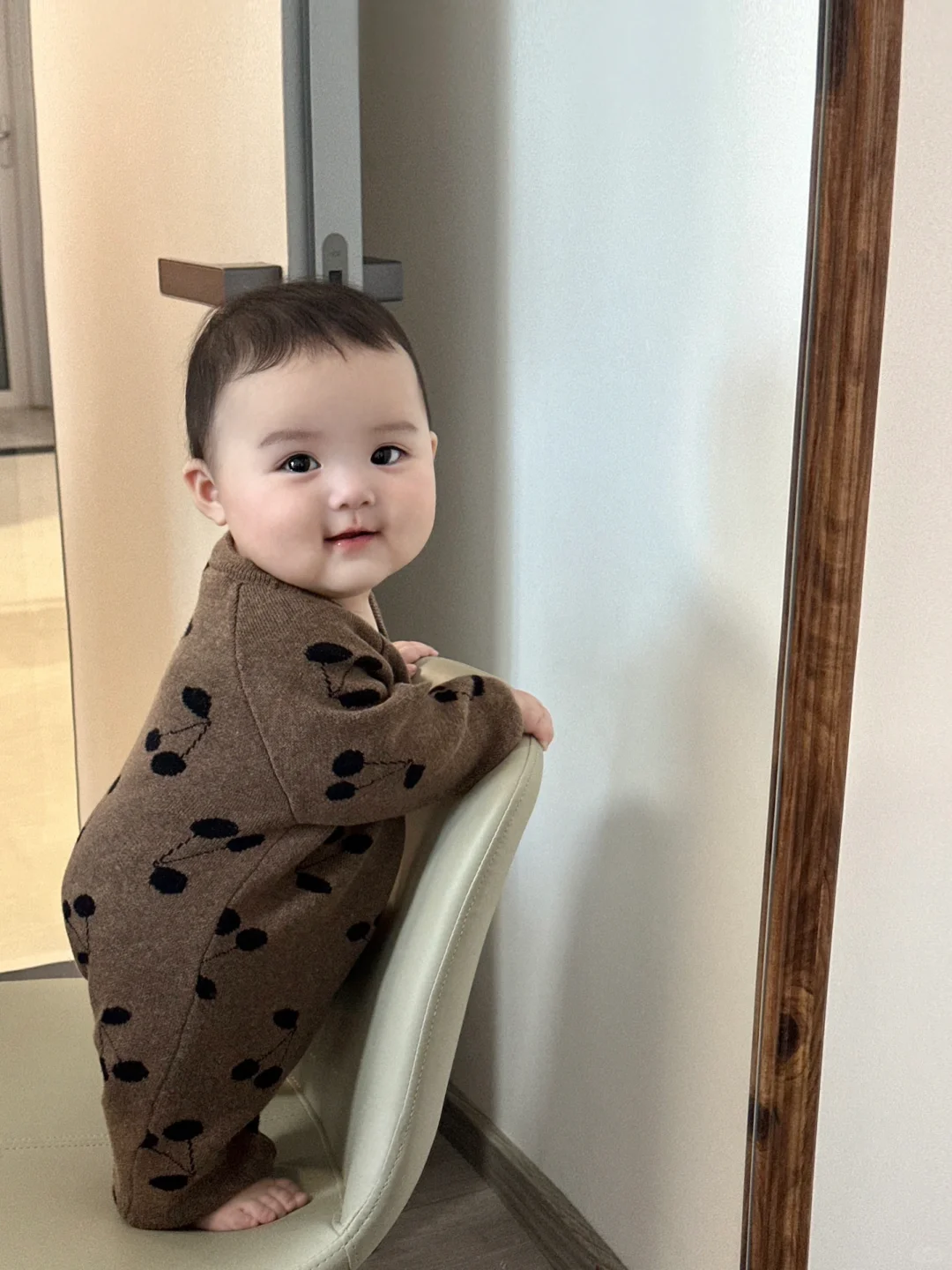 好喜欢我的胖宝宝，真像一个小手办呀～