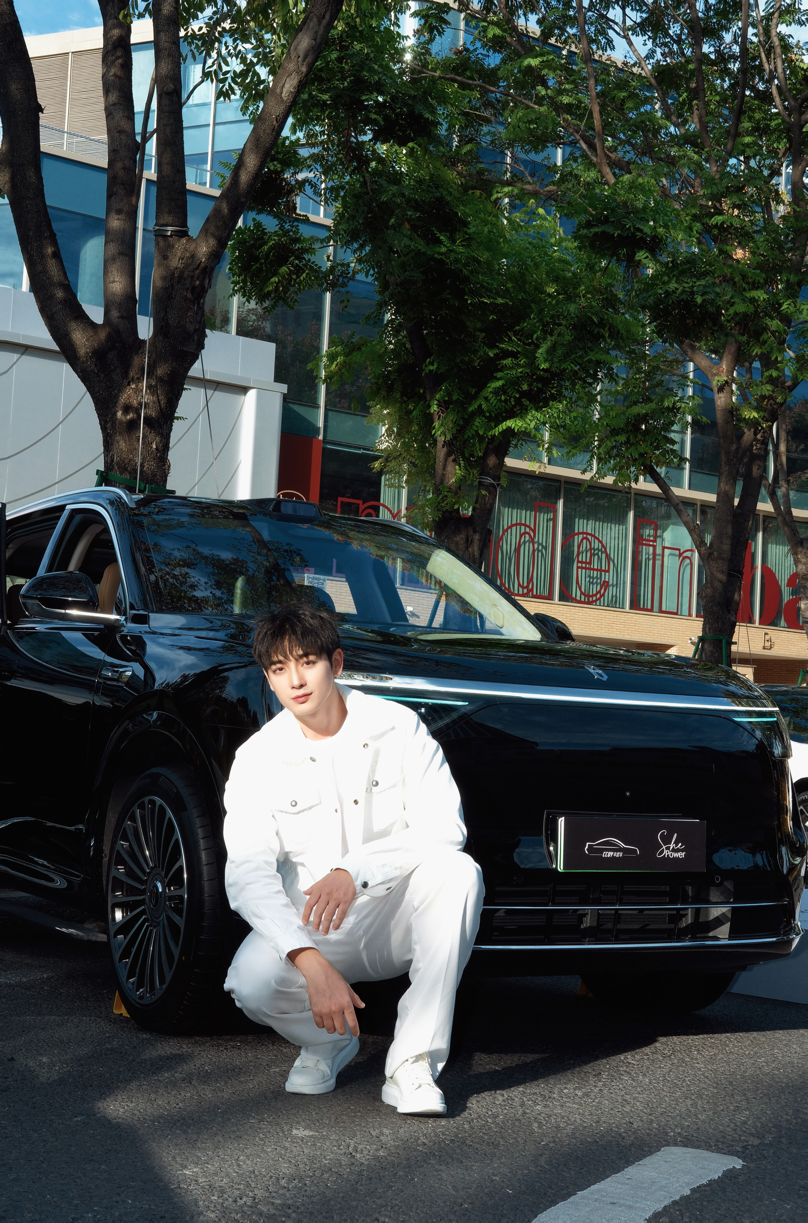 在秋日遇到耀眼的“黑”，问界M8「鎏光黑」气场全开！哇，这个周末在上海的“形跃周