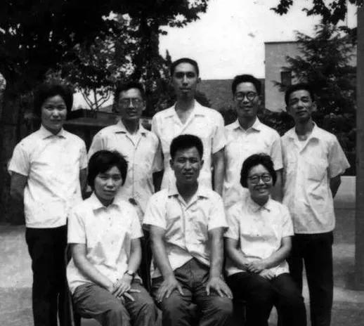 1949年，邱清泉战死后，妻子带着孩子逃命到福建，准备去台湾，就在上船前，次子却