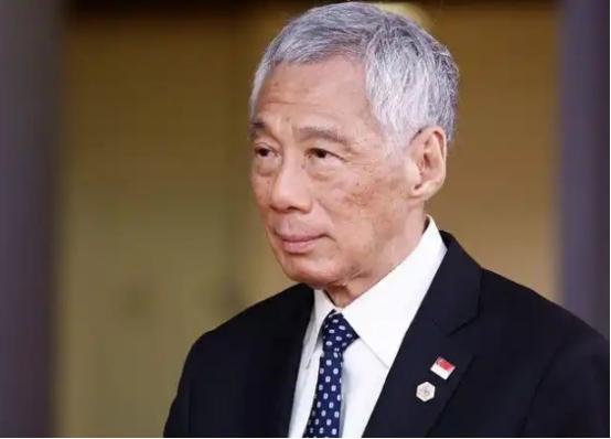 新加坡人不知道，目前新加坡是不希望西方落后于中国的，他们整天在呼吁西方要防备中国