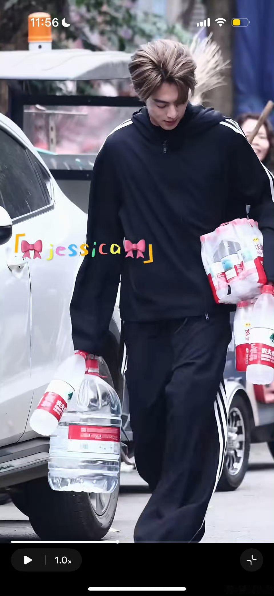 王鹤棣亲爱的客栈搬水路透帅成啥了！这个男友力爆棚王鹤棣搬水路透