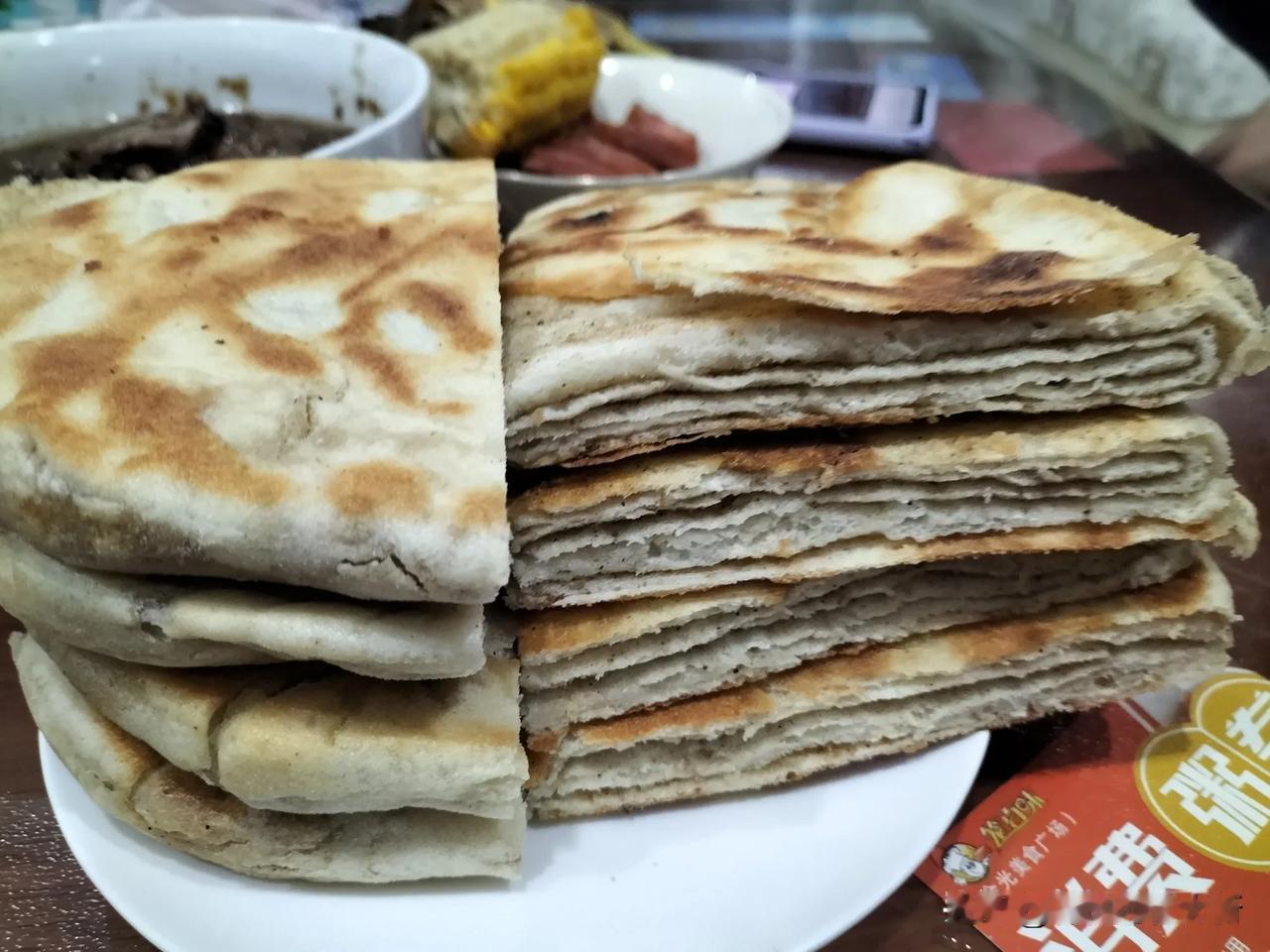 自己烙的饼，自己灌的肠。饼分两样，一样薄点儿，脆，料多，皮儿上抹驴油，烙出来皮儿