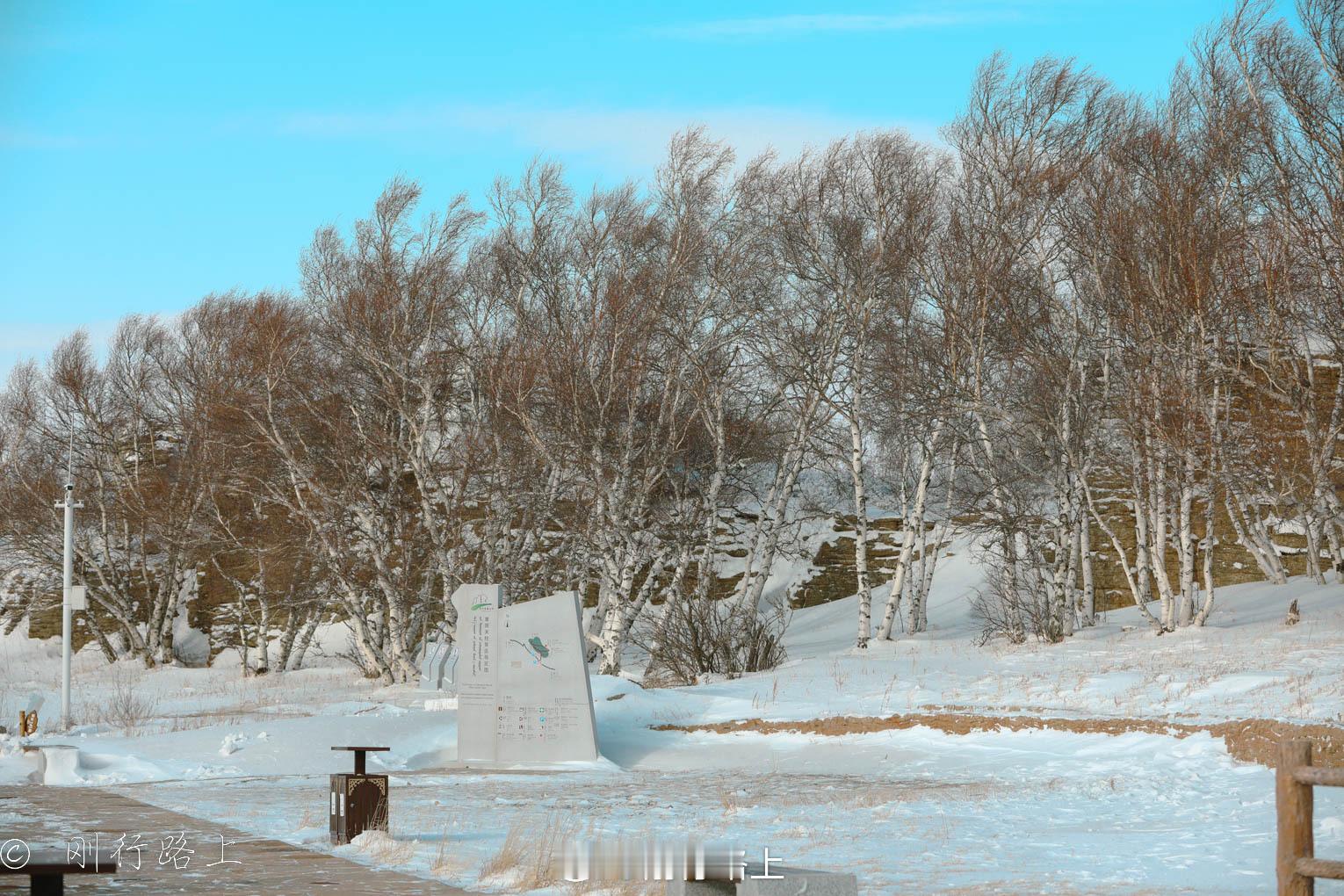 冰雪旅游  冬日的草原鲲鹏景区，变成了沙漠里的水墨画，缓缓在眼前铺展开来。一望无