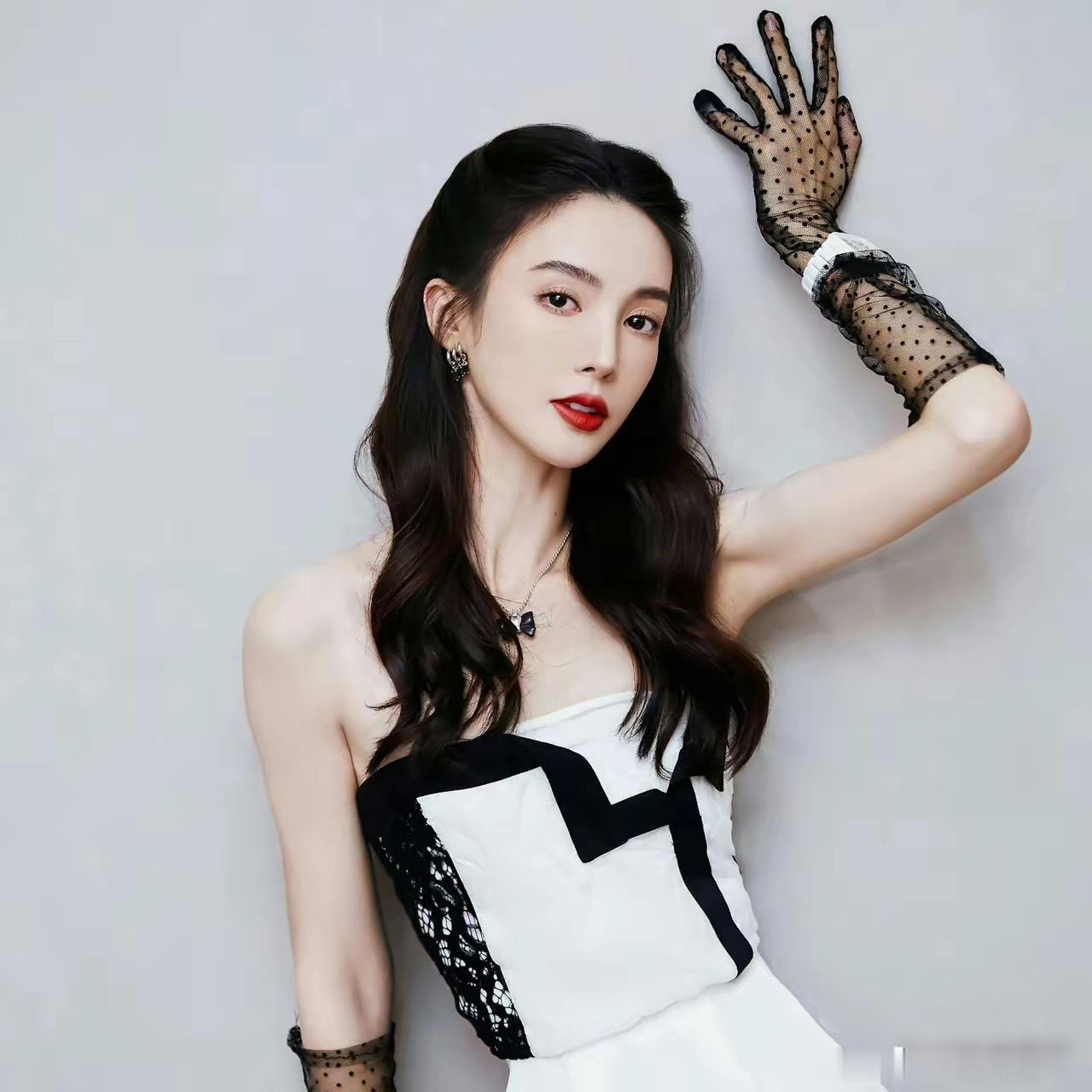 讲个大实话吧，金晨持续掉粉这件事，真不是因为网友对她太苛刻，或者她实力不行，主要
