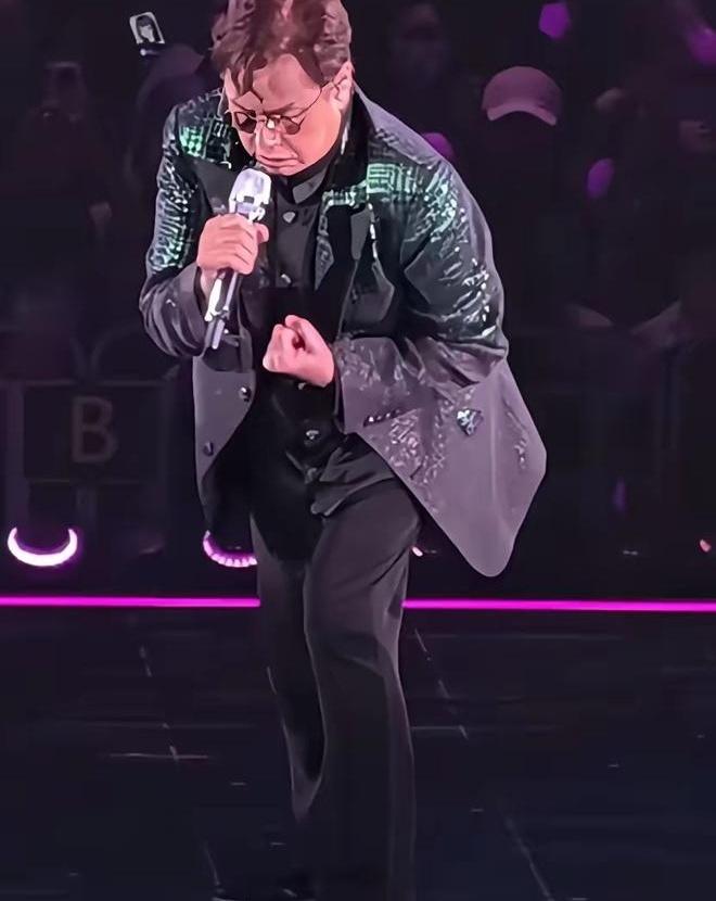 76岁的老头，在红馆一口气连唱十场，最高票价才1280，搁现在这行情，你敢信？