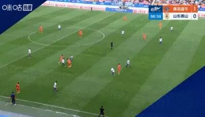 山东泰山被青岛海牛打进4球，最终1:4惨败对手，现在的泰山队老态龙钟，踢得那叫一