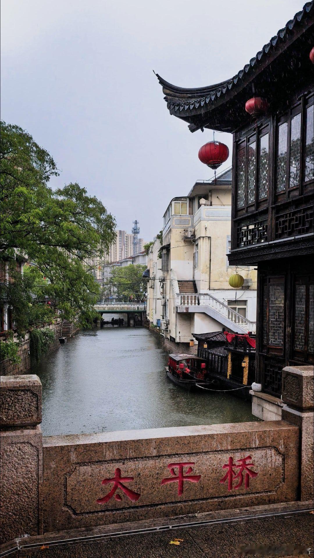 出门时还是烈日当空，现在又大雨滂沱，索性在这清静之地多逗留一些时间  上海·南翔
