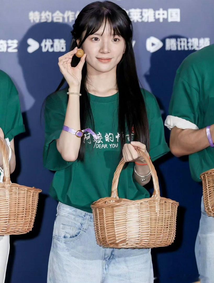 李思潼好干净的眼神被大学生李思潼狠狠戳中🥺眼神澄澈又干净，淡颜淡妆自带灵气，满