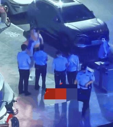 很多人以为喝醉就能当挡箭牌，喝酒从来不是免罪金牌。一时冲动动手逞威风，自己拘留留
