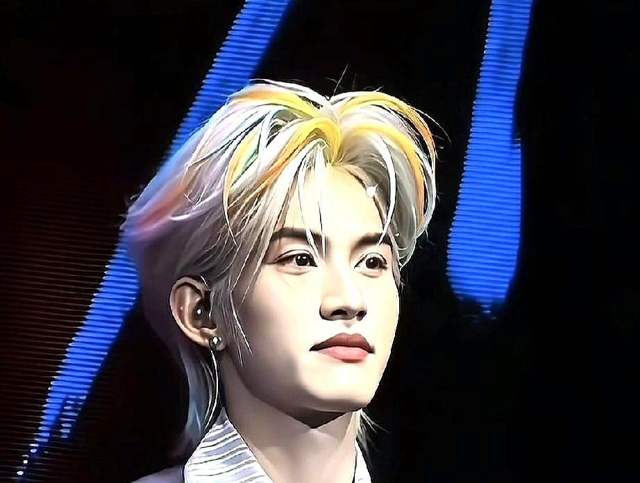 万人演唱会正嗨，云旗突然叫停伴奏，指着导演提了个离谱要求。
 
就在你以为设备出