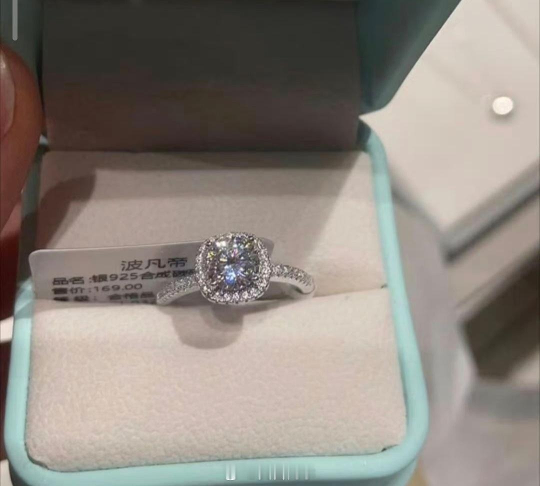 胖东来169元1克拉方糖戒指再上架这个看着真可以169块钱的钻石💎，比真钻石的