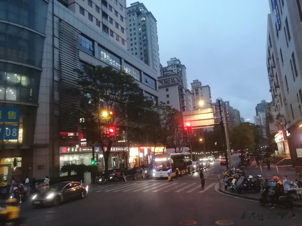 粗茶淡饭，补丁衣服，“新老大、旧老二，缝缝补补是老三。”才是当时生活的常态。
清