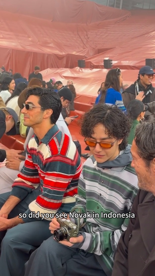 这俩人在聊老熟人吗 