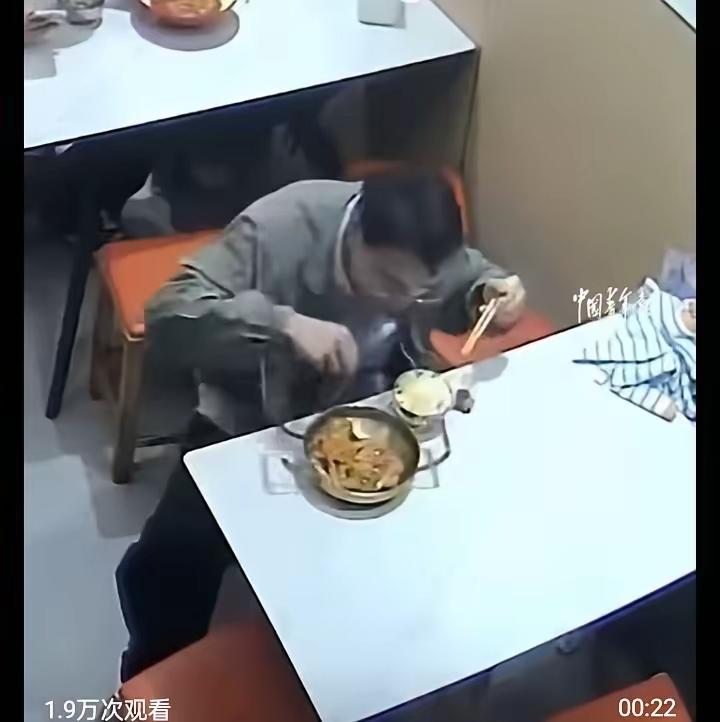 虽然餐馆里饭菜中出现头发完全不应该，也是餐馆的责任和问题；但说实话这种现象很难避