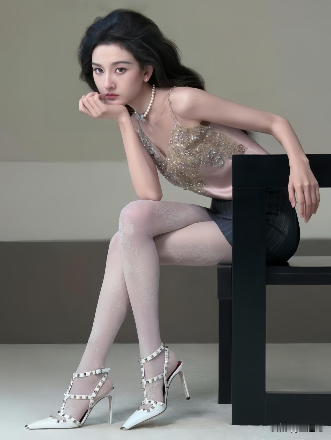 宋祖儿这双铆钉高跟，配白丝好看吗？