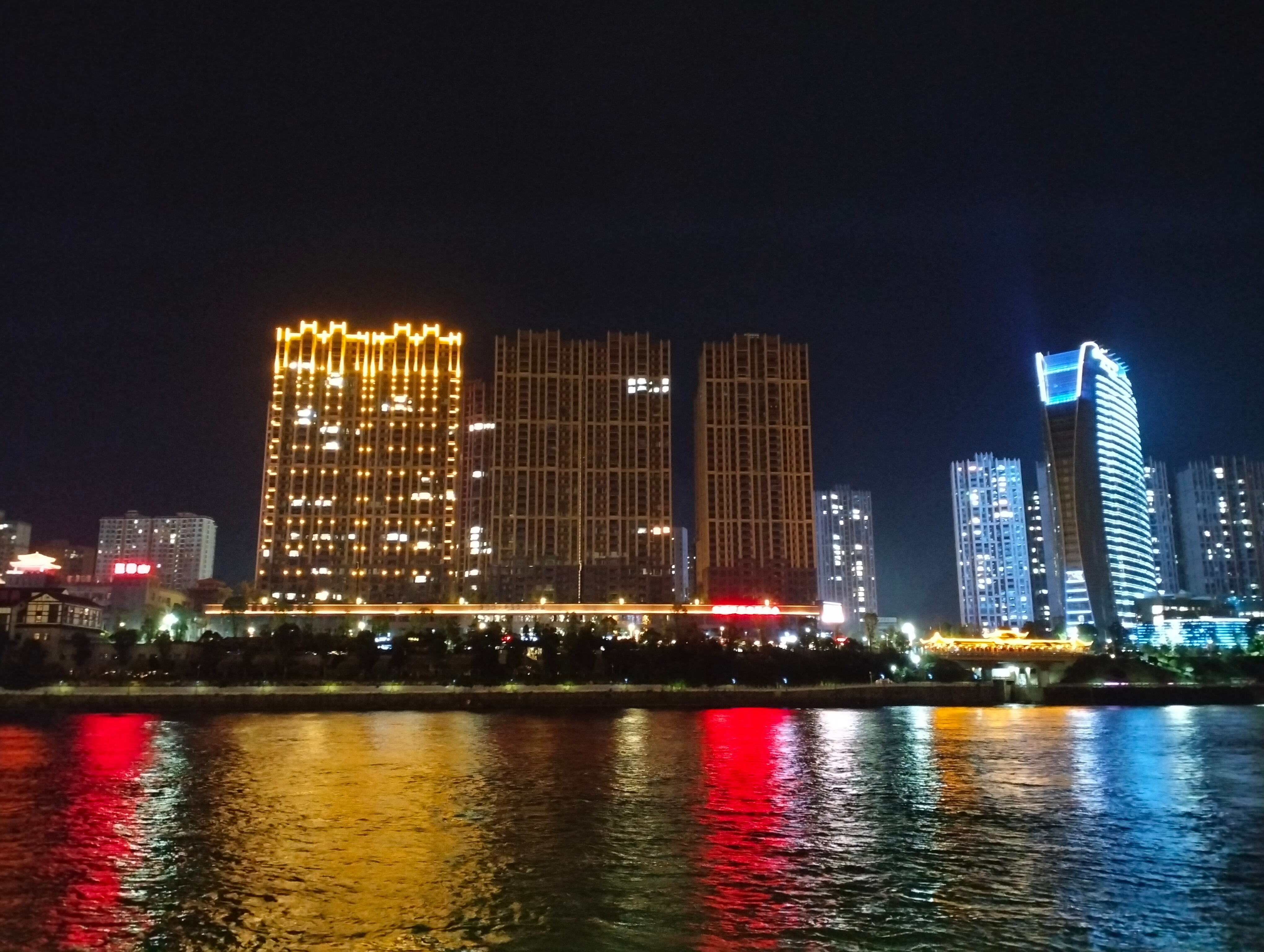 饭后跟堂妹出来散散步🌙晚风拂过河面，满城灯火倒映在江水之上暂且放下琐碎的烦心事
