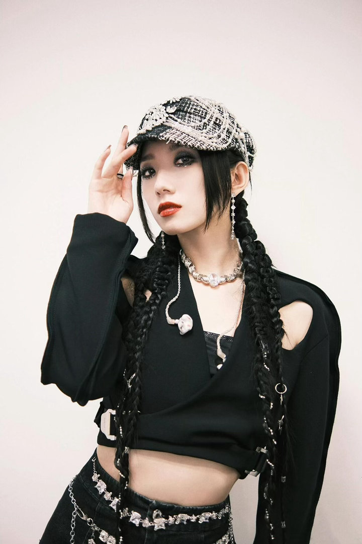 孟美岐恋爱 狗仔没事干去找个班上吧，别天天扒拉女明星私生活了。 